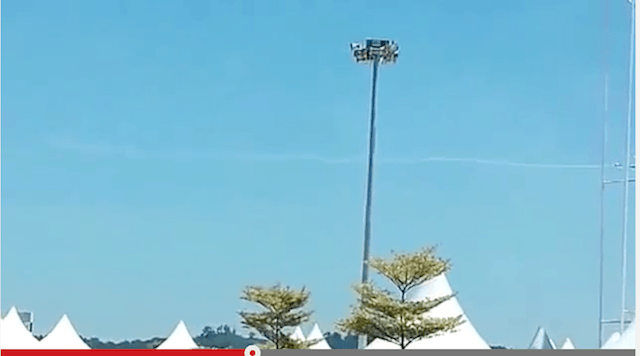 Dari video yang diunggal Plane Crashed di youtube, terlihat di pojok kanan atas, dua pesawat tim Jupiter sangat dekat, sehingga saling menyerempet satu sama lain, dan timbullah percikan api. Lokasi di Bandara Langkawi, Malaysia, Minggu, 14 Maret 2015. Screen shoot dari Youtube 