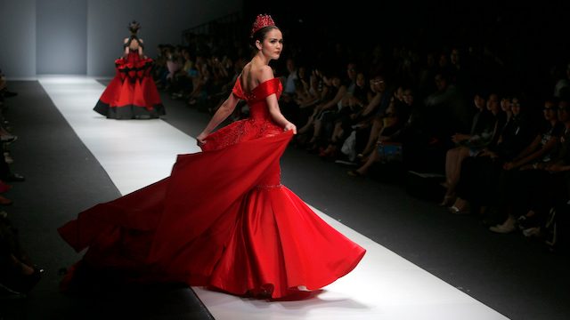 FOTO: Nuansa merah dalam Jakarta Fashion Week 2016