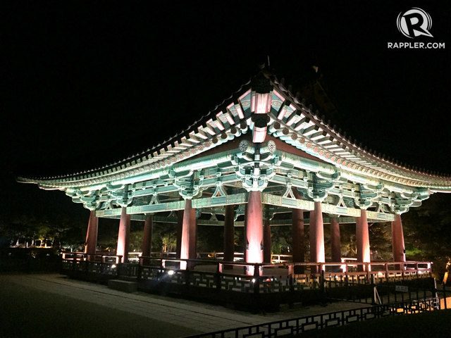 BERSINAR. Istana Donggung memperlihatkan kemegahan arsitektur Silla, terutama saaat menyala di malam hari. 