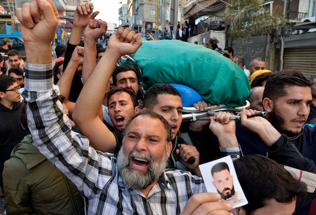 BERDUKA. Warga Lebanon mengekspresikan kesedihannya atas kematian rekan mereka Samer Houhou, di Bourj al-Barajneh, 13 November 2015. Foto oleh Wael Hamzah/EPA 