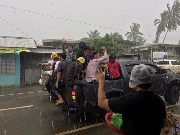 RAIN OR SHINE. The rain did nothing to stop Balo-i residents from continuing their relief operations for civilians affected by the clash between government troops and the Maute group.  