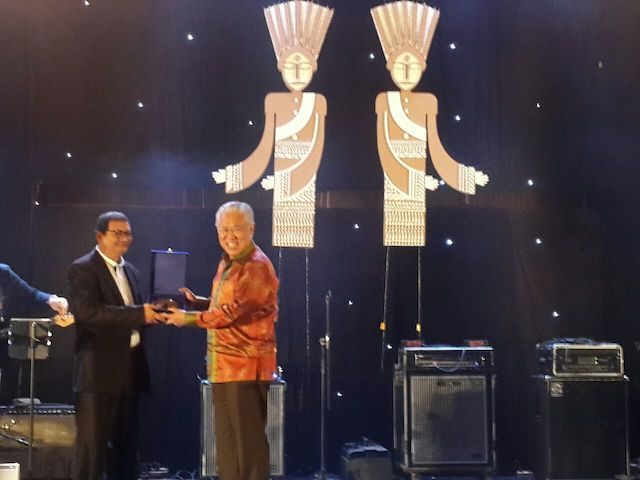 Menteri Perdagangan, Enggartiasto Lukita menyerahkan award untuk Idang Rasjidi.  Foto oleh Uni Lubis/Rappler.

 