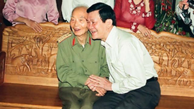 LOYAL. Truong Tan Sang with Vo Nguyen Giap, commander of People's Army of Vietnam, in early 2000s. Photo from Vo Nguyen Giap's biography 