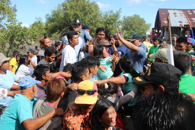 FIGHT FOR LAND. Land title-holders and farmers still in the employ of the Matias family clash during the May 15 installation attempt 