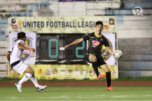Chris Greatwich is Kaya FC controls the ball. Photo by Mark Cristino/Rappler 