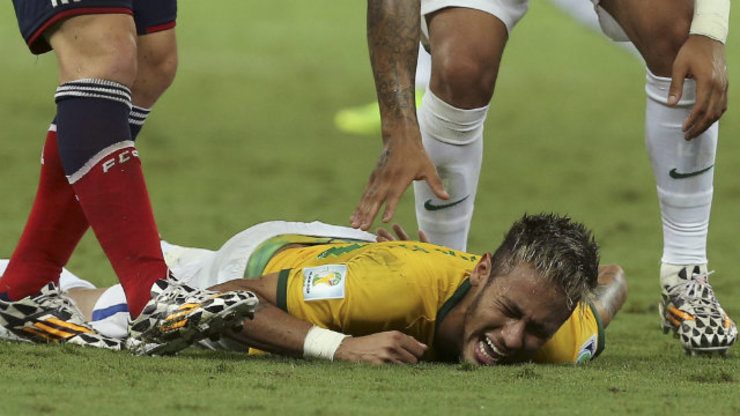 PAIN. Neymar lies on the pitch, visibly in pain after getting a knee to the back by Colombia defender Juan Zuniga. Photo by Mauricio Duenas/EPA