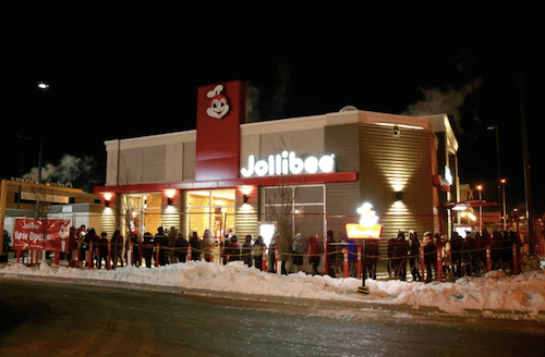 FIRST IN CANADA. People brave sub-zero temperatures as they line up during the opening of Jollibee's first Canadian branch. Photo from Jollibee Canada's Facebook page 