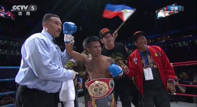 Casimero knocks out Ruenroeng in 4, wins IBF flyweight crown