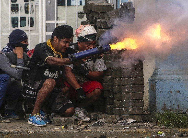 CHAOS. An anti-government demonstrator fires a home-made mortar during clashes with riot police at a barricade in the town of Masaya on June 9, 2018. Photo by Inti Ocon/AFP  