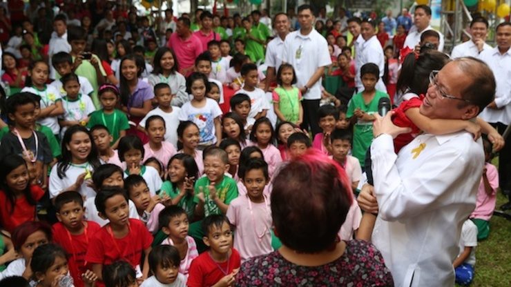Street kids ask Aquino for hug, photo, Christmas carol