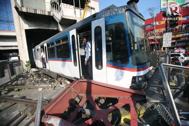 DERAILED. An MRT3 train gets derailed at the Taft Station in Pasay City on August 13, 2014. Photo by Jose Del/Rappler  