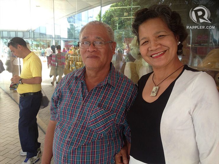 PILGRIMS. Grace Rosas (R) and her husband are excited to meet their idol. Photo by David Lozada/ Rappler