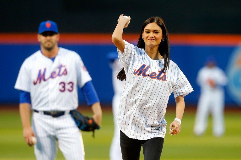 Pia Wurtzbach throws first pitch at New York Mets game