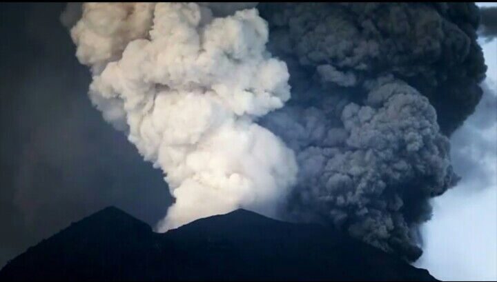 Dua lubang baru muncul di kawah Gunung Agung, asap hitam-putih menyembur tinggi