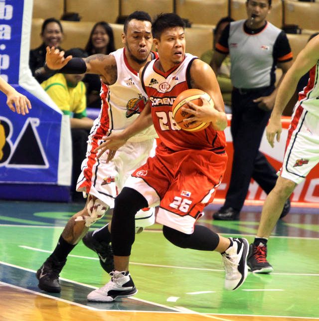 INJURED. Reil Cervantes, seen here being defended by Calvin Abueva, has sat out KIA's past two games due to an ankle injury, 