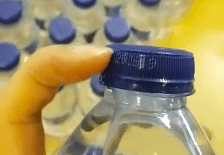 Sisi atas tutup botol bisa dicungkil dengan kuku. Foto dari screenshot video di twitter 