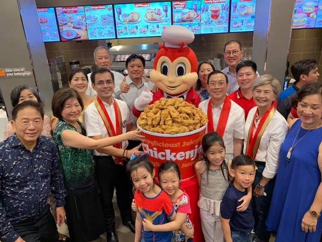 PARTNERSHIP. Isko Moreno in a Jollibee branch opening. Photo from Moreno's Facebook page 