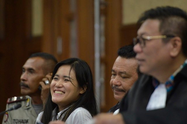 JESSICA KUMALA WONGSO. Terdakwa Jessica Kumala Wongso tertawa saat jeda sidang dalam sidang lanjutan kasus kematian Wayan Mirna Salihin di Pengadilan Negeri Jakarta Pusat, Jakarta, Rabu, 3 Agustus. Foto oleh Rosa Panggabean/ANTARA 