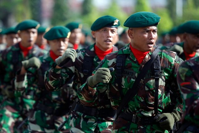 BELA NEGARA. Sejumlah tentara nasional Indonesia berparade di Aceh, 27 Oktober 2010. Foto dari HOTLI SIMANJUNTAK/EPA 