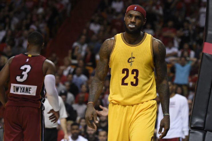 Cavs expect LeBron to miss two weeks with sore knee