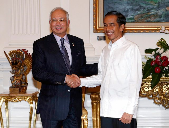 Jokowi in Malaysia on first bilateral trip amid racist ad row