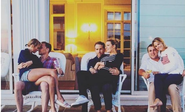 Tom dan Taylor (kiri) saat tengah mesra-mesra saat berlibur bersama teman-teman mereka. Salah satunya adalah pasangan Ryan Reynolds dan Blake Lively (tengah). Foto dari instagram. 