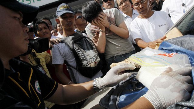 'POOR MAN'S COCAINE'. A police officer lays out a package of suspected methamphetamine hydrochloride (shabu) on November 14, 2012. File photo by Rolex Dela Peña/EPA  