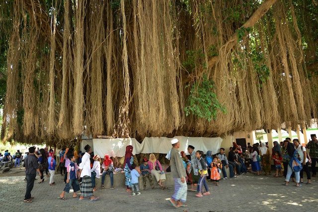 TOURIST SPOT. Pilgrims gather around a huge tree at a historic Islamic shrine in Loang Baloq on the island of Lombok in Indonesia's West Nusa Tenggara province. Photo by Sonny Tumbelaka/AFP 