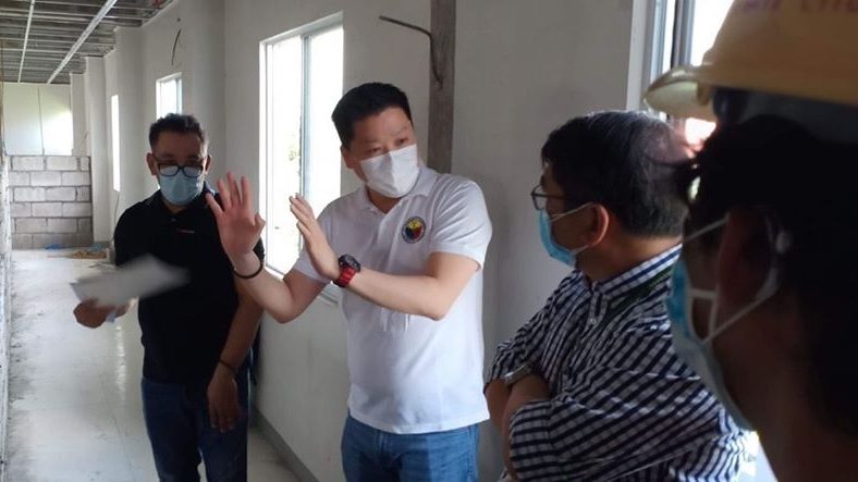 LEADING. Valenzuela Mayor Rex Gatchalian speaks with construction frontliners who are building the cityâs testing laboratory. Photo from Valenzuela Cityâs Facebook 