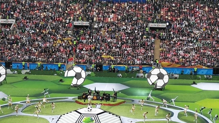 PANGGUNG. Penampilan penyanyi Robbie Williams membuka Piala Dunia 2018. Foto dari LIVE BLOG FIFA.com  