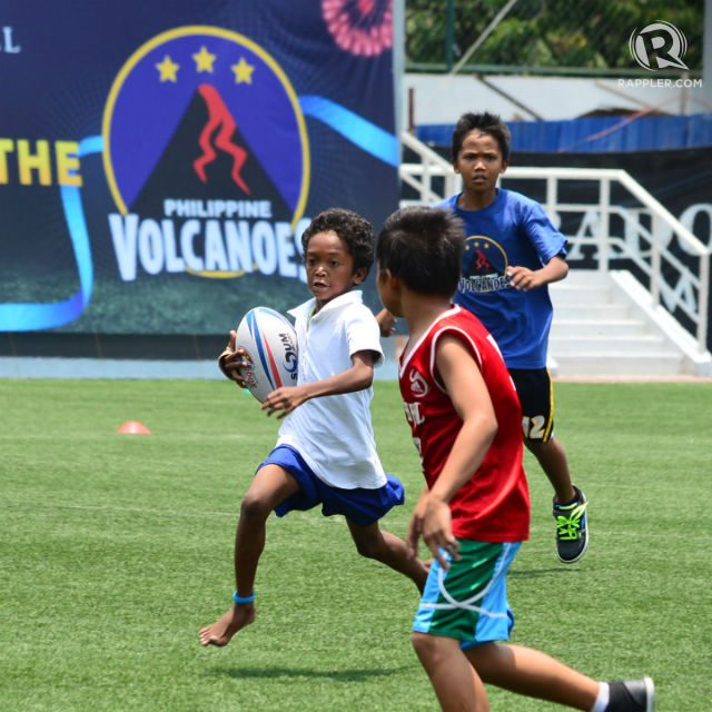 DETERMINED. Some kids play barefoot. Photo by Bob Guerrero/Rappler  