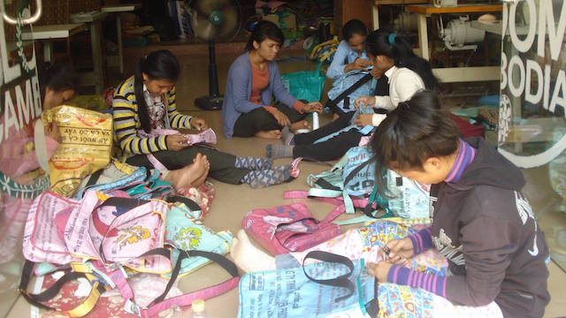SAKSIKAN: Bloom Cambodia memproduksi tas daur ulang untuk cegah penjualan bayi