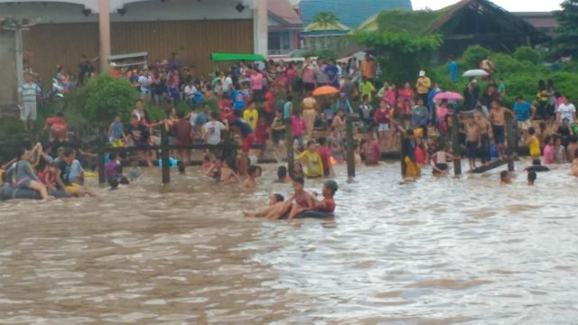 Tradisi Peh Cun: Warga Tionghoa ramai-ramai terjun ke Sungai Kapuas