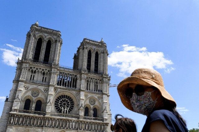 Paris membuka kembali alun-alun di katedral Notre-Dame yang dilanda kebakaran