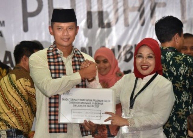 PILKADA DKI. Agus Harimurti Yudhoyono dan Sylviana Murni menunjukkan tanda terima saat pendaftaran di KPUD DKI Jakarta, Jumat (23/9). Foto oleh Yudhi Mahatma/ANTARA. 