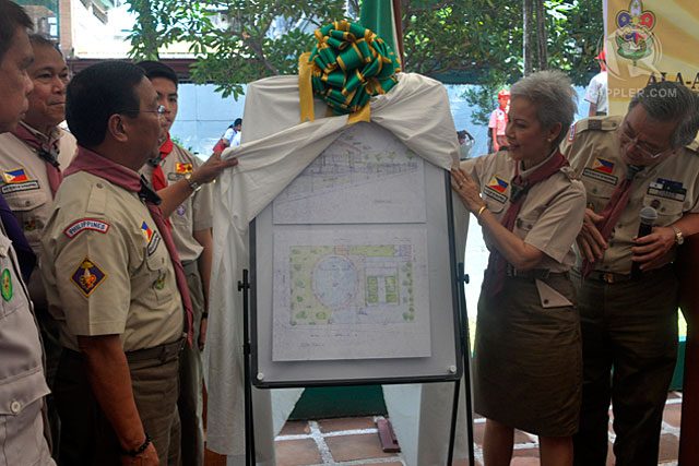 UNVEILED. Vice President Jejomar Binay and other scouting officers unveil the plans for the Scout Memorial Hall. Photo by Rappler/Leanne Jazul