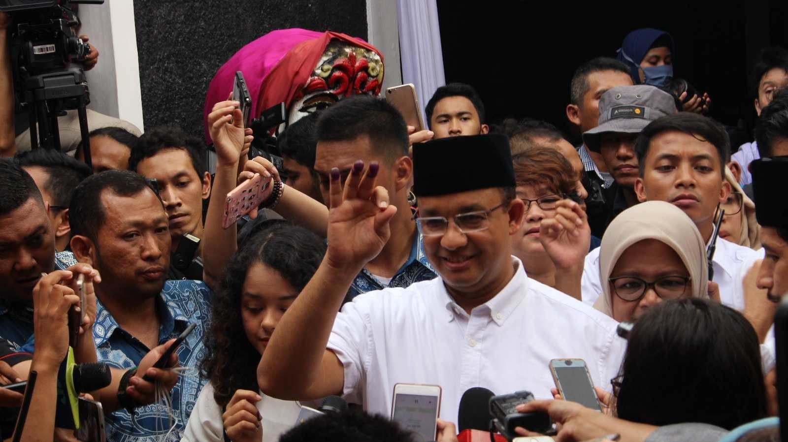 Calon wakil gubernur nomor urut 3 Anies Baswedan usai mencoblos di TPS Cilandak, Jakarta Selatan, Rabu (19/4). Foto oleh Diego Batara/Rappler 