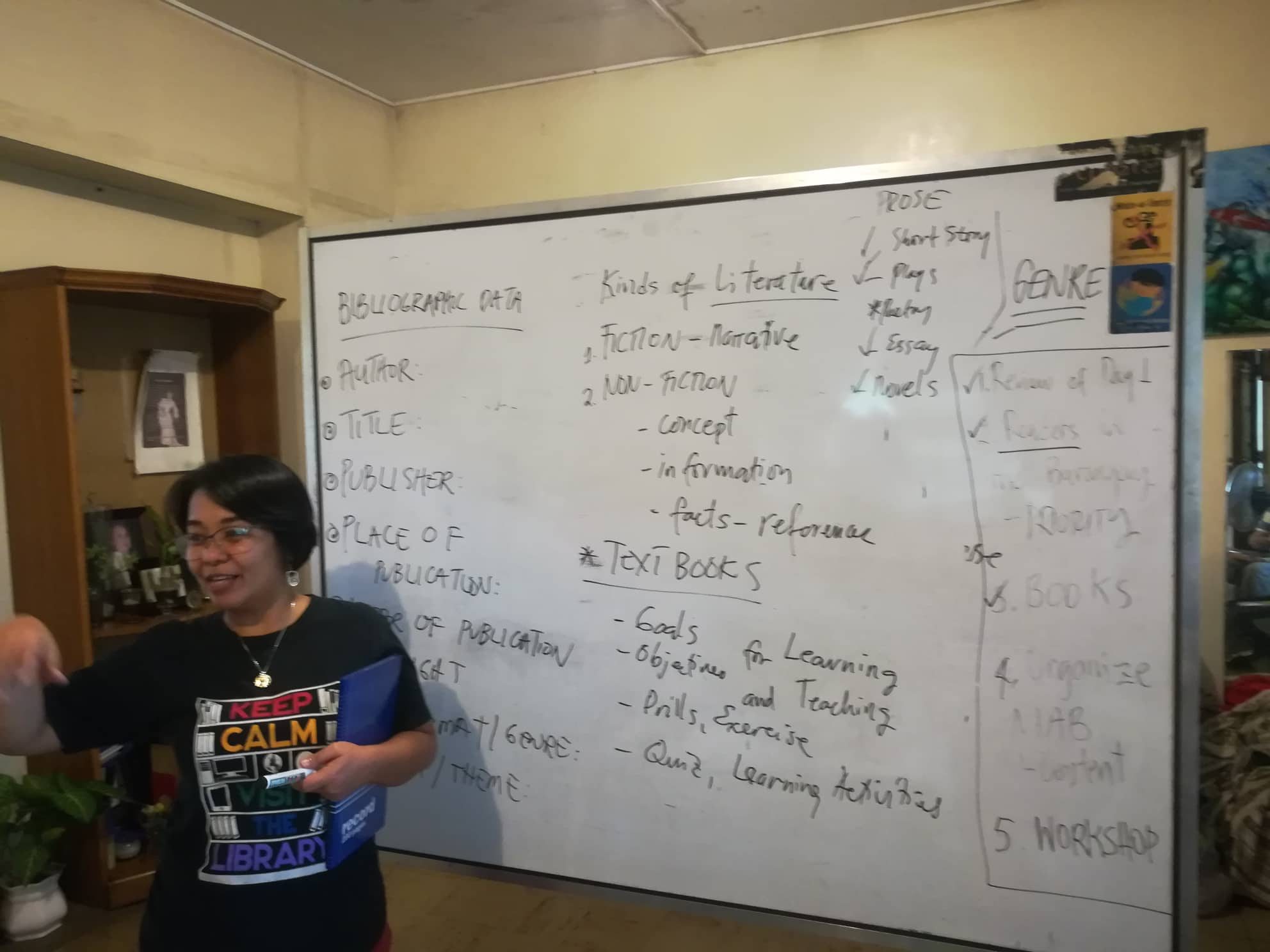 TRAINING. Teacher-librarian and award-winning author Zarah Gagatiga conducts a training on basic library management for barangay and SK members in Pandacan. Photo by Michelle Ciriacruz 