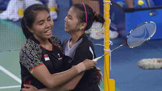 VICTORY. Indonesia's Nitya Krishinda Maheswari (L) celebrates with Greysia Polii (R) after competing against China's Zhao Yunei and Tian Qing during their badminton women's doubles semi-final round match at the 2014 Asian Games in Incheon on September 26, 2014. Photo by Pornchai/Kittiwongsakul/AFP