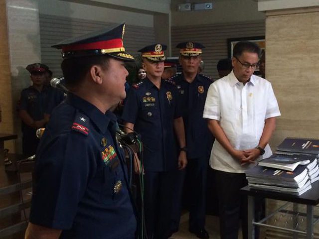 BOI REPORT. PNP officials and Interior Secretary Mar Roxas with copies of the BOI report. Photo by Bea Cupin/Rappler 