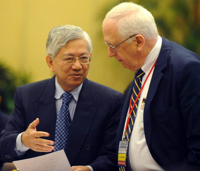 SEASONED DIPLOMAT. Rodolfo Severino Jr (L), former ASEAN secretary general, talks with J. Stapleton Roy (R), former US ambassador to China, Indonesia, and Singapore, during the first meeting of the ASEAN-US Eminent Persons Group (EPG) in Manila on May 21, 2012. File photo by Jay Directo/AFP 