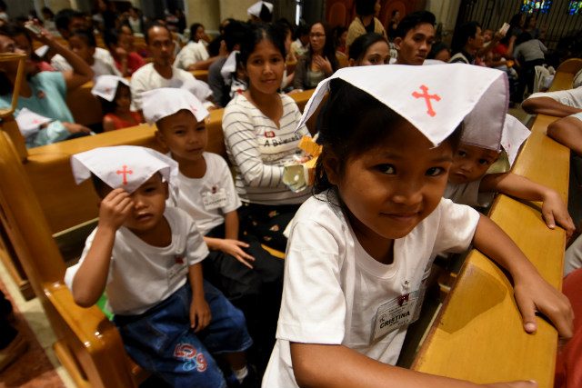 Cardinal Tagle, priests baptize 400 kids from Manila slums