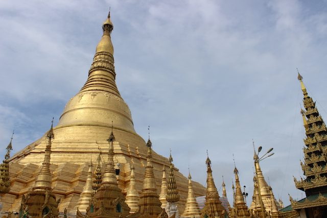 Shwedagon Paya sangat terkenal karena merupakan salah satu pagoda terbesar di dunia. Foto oleh Lewi Aga Basoeki 