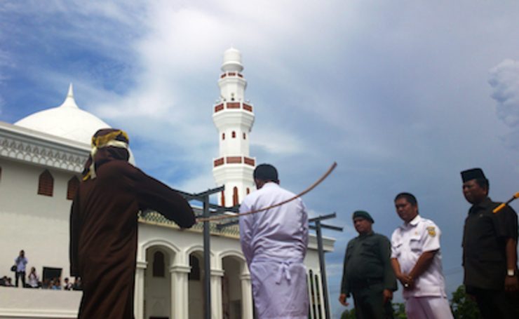 Polisi Syariah cambuk 4 warga Aceh karena berjudi