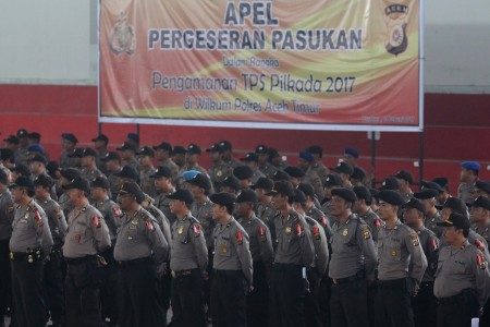 Sejumlah personel kepolisian Polres Aceh Timur mengikuti apel pergeseran pasukan dalam rangka pengamanan TPS Pilkada 2017 di Gedung Idi Sport Center (ISC), Aceh Timur, Aceh, Senin (13/2). Foto oleh Syifa Yulinnas/ANTARA 