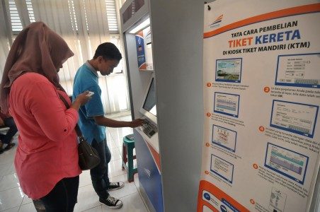 Calon penumpang memesan tiket melalui mesin penjualan tiket kereta api (KA) di Stasiun Tegal, Jawa Tengah, Selasa (28/3). Foto oleh Oky Lukmansyah/ANTARA 