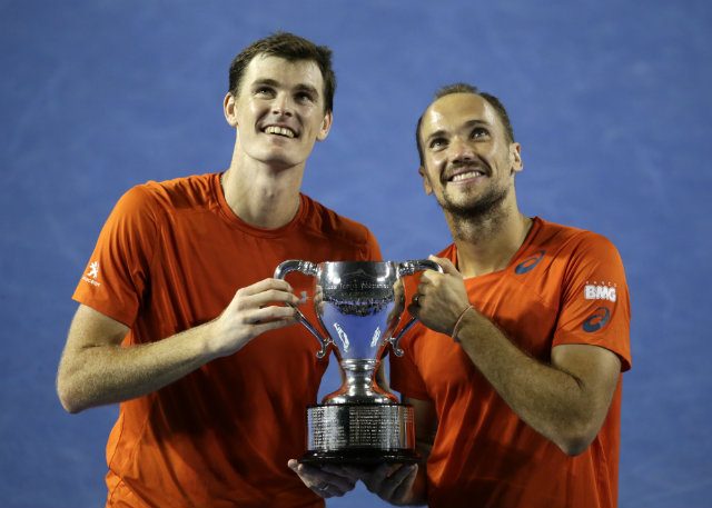 Bruno Soares (R) and Jamie Murray (L), the brother of men's singles no. 2 Andy Murray, picked up the men's doubles title together. Photo by Lynn Bo Bo/EPA 