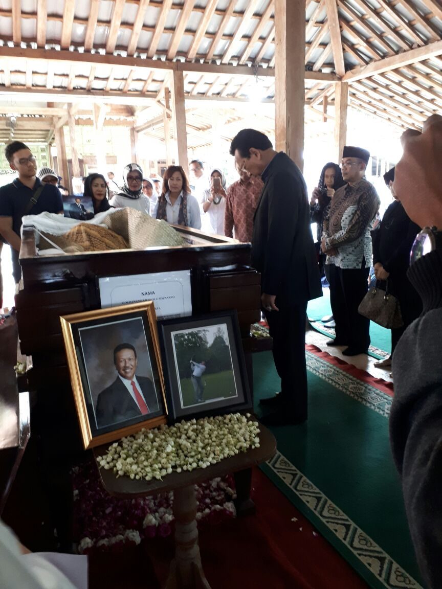 Sr Sultan Hamengkubuwono X menghadiri pemakaman Direktur Utama PT Angkasa Pura I (Persero) Danang S. Baskoro. Foto istimewa. 