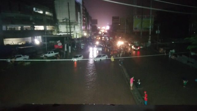 FLOOD WATERS. The view from atop an overpass. Photo by Bobby Lagsa/Rappler 