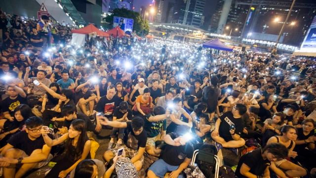 Hong Kong police arrest democracy protesters after clash